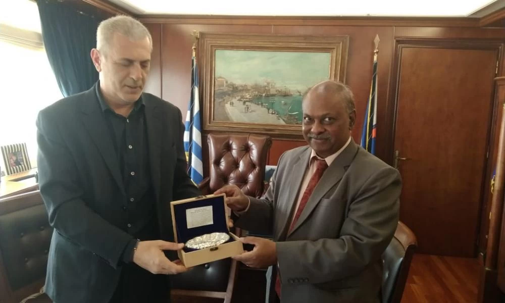 Συνάντηση Μόραλη με τον πρέσβη της Ινδίας: Έρχεται συνεργασία μεταξύ πόλεων Μουμπάι και Πειραιά